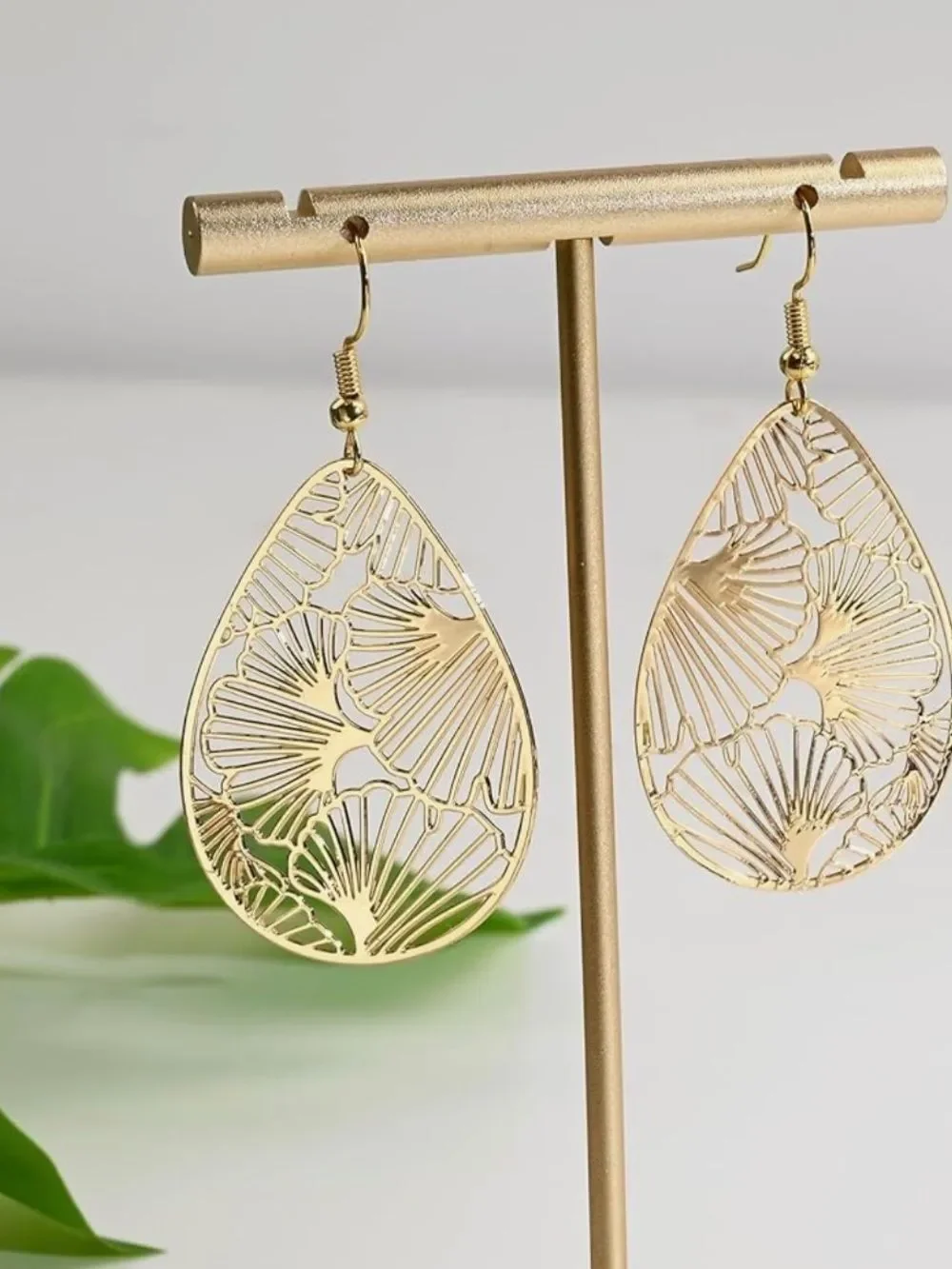N/A elegant gold
